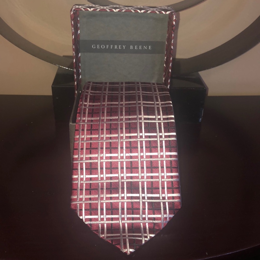 NWOT Geoffrey Beene Tie